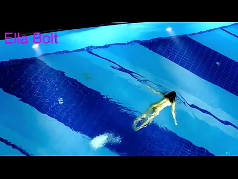 ❤️ No puedo dejar de mirar, joven rubia pillada nadando desnuda en la piscina del complejo ELLA BOLT ❤ Video de porno en es.pornplaybb.ru ❌️